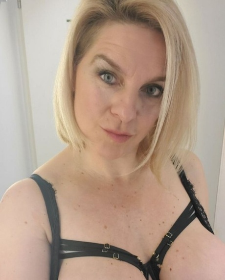 mature blonde nude pics