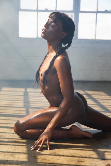 petits seins noirs assez chaud photo