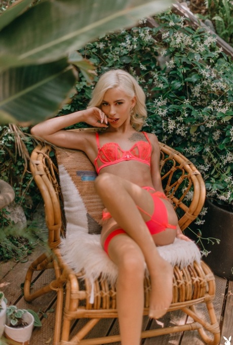 Erotikmodel erotische nackte galerie