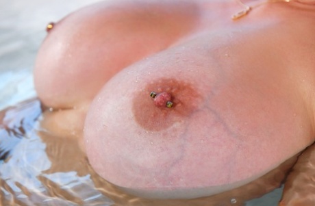 gros seins percés xxx nu photo
