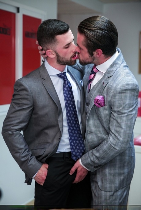 gay kissing free sexy galleries