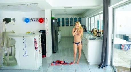 blond bikiny nahý pěkný obrázek