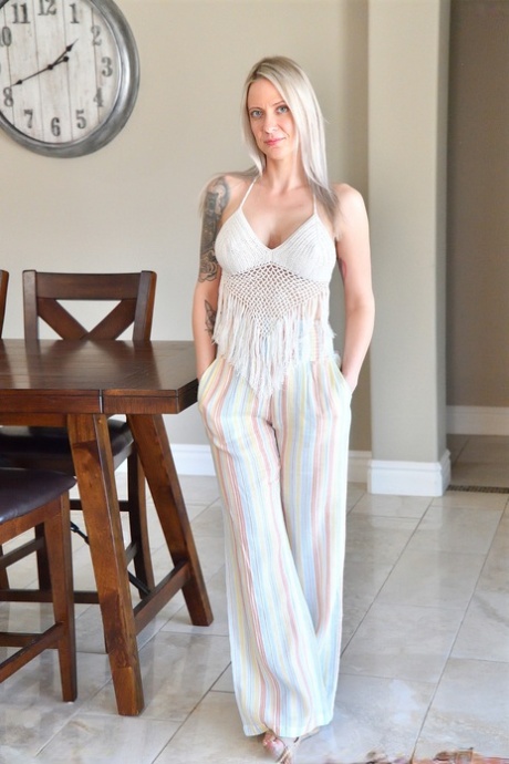 tattooed milf sex pics