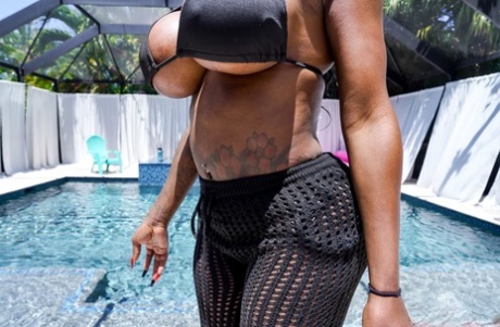 巨乳タトゥー 美しい 画像