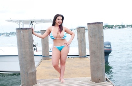 thick thighs latina hot naked img