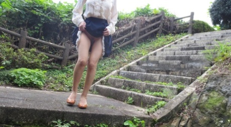 milf outdoor free naked pictures