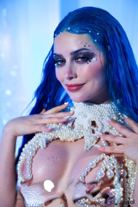 traje porno desnudo galería