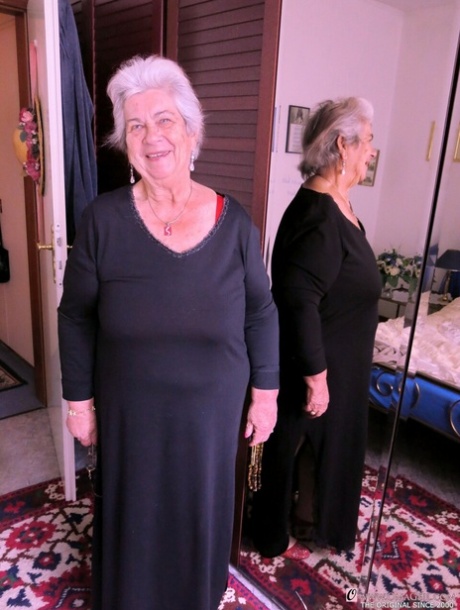 gammal mormor het naken bild