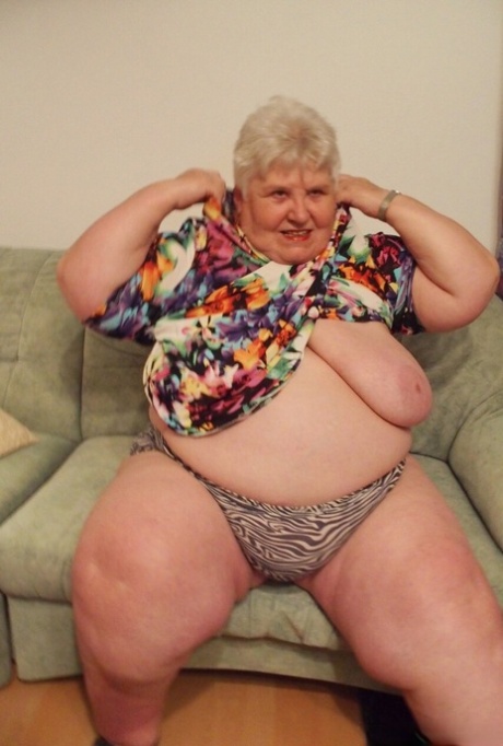 おばあちゃんの垂れ乳 ヌード 写真