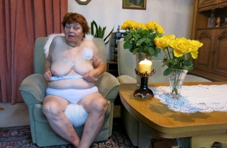 oma met hangende tieten behoorlijk perfect foto's