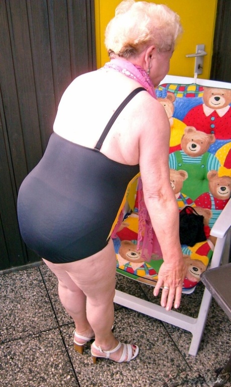 thick granny art naked photos