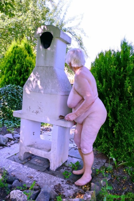 granny saggy tits hot nude photos