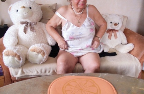 curvy granny free naked pics