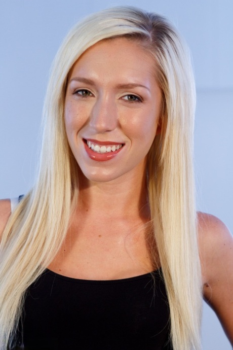 Maia Davis sexy actress gallery