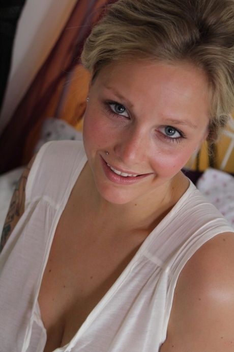 große Titten, Sperma im Mund porno akt bild