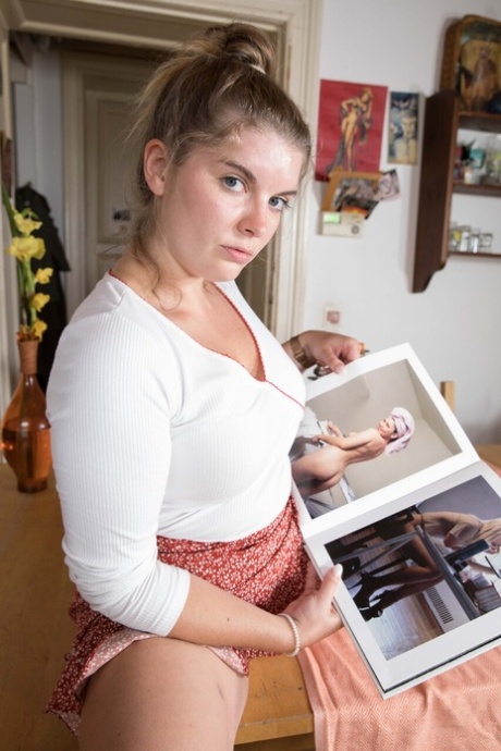 thick blonde free nude archive