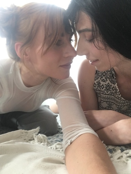 skinny lesbian porn pic