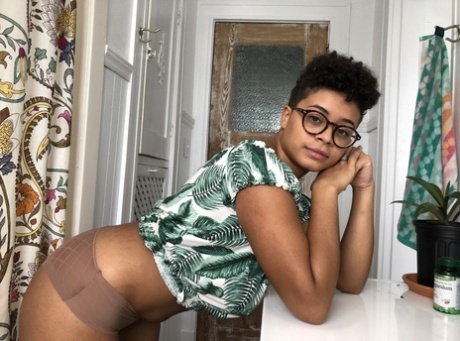 黒檀のパンティー ヌード 写真