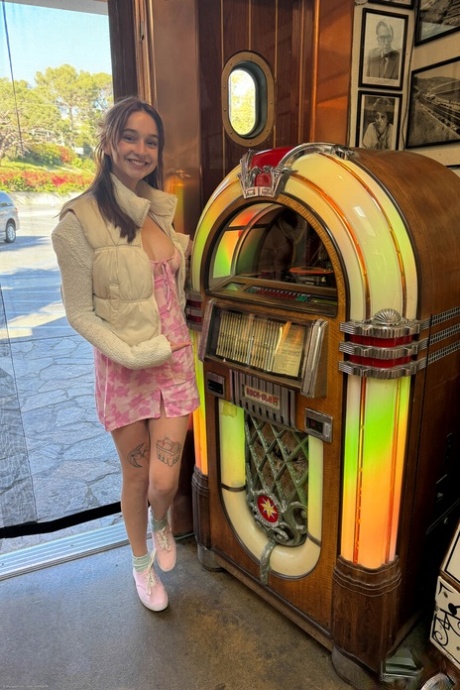 继妹 自由性感 檔案