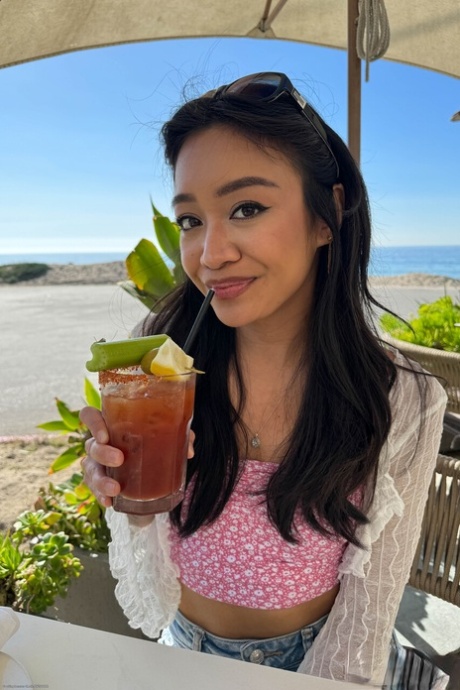 アジア人の彼女 美しいヌード 画像