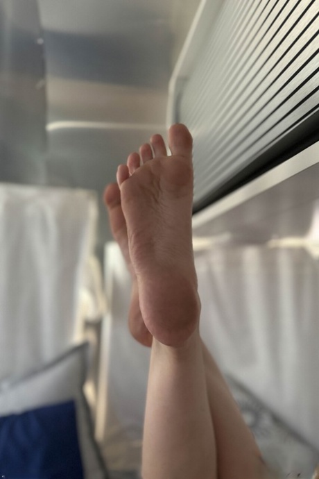mature feet beautiful nude img