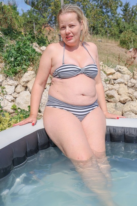 chubby bikini xxx archive