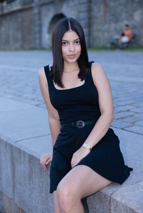 Giovane latina esclusiva dell'arte archivio