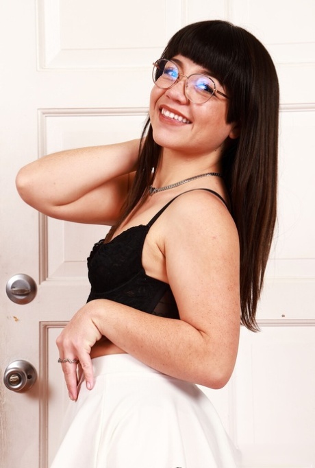 オイルを塗ったぽっちゃり女性 ヌード 画像
