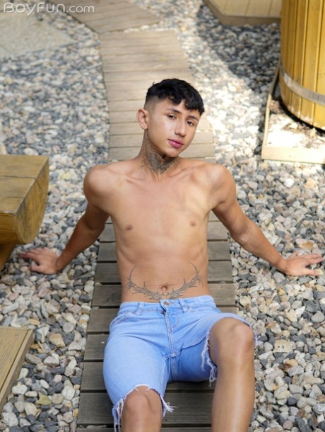 gay outdoor sexy naked image