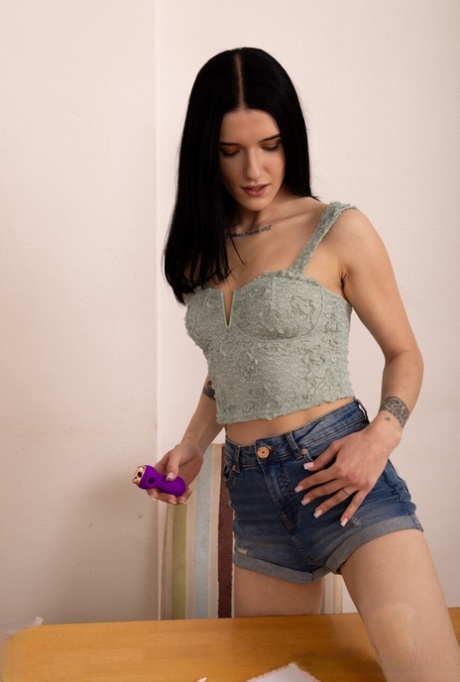 Brünette haarige Muschi perfekte akt fotos