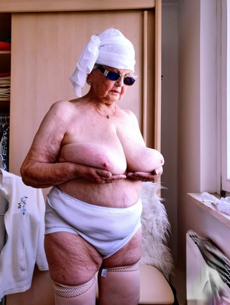 granny saggy tits erotic pics