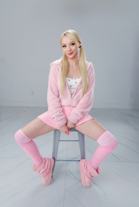 drobná blondýnka top sexy img