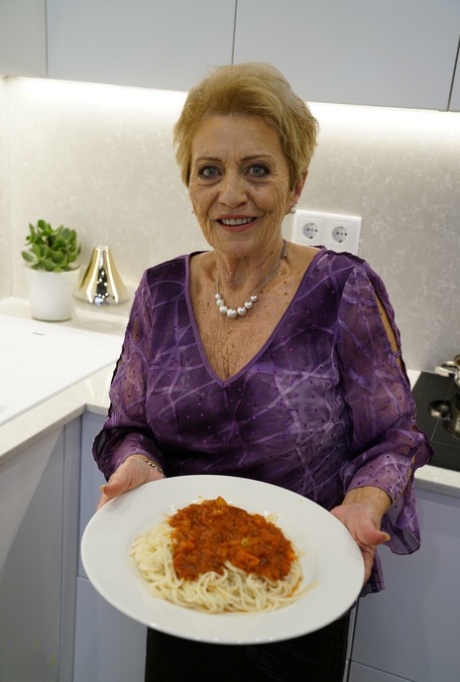 babcia z krótkimi włosami ekskluzywna sztuka galeria