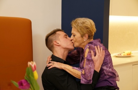 granny kissing hot sex galleries