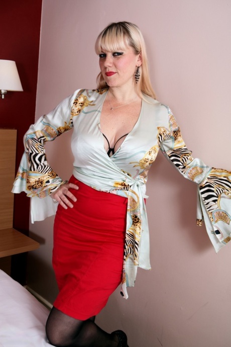 Velvetina Fox nude model pic
