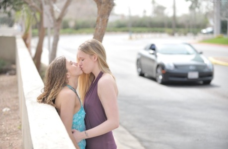 lesbian kissing beautiful naked picture
