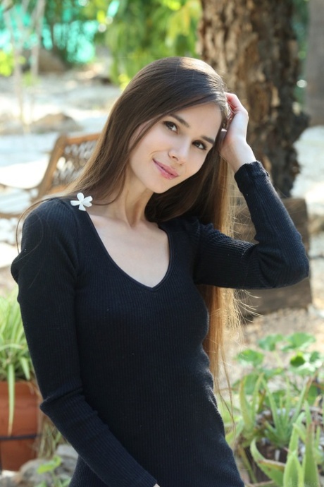 Leona Mia model top pic