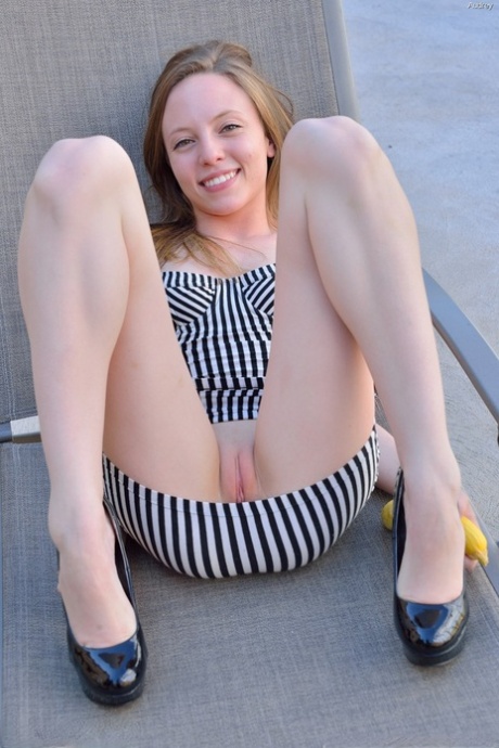 petite volwassen top naakt foto's