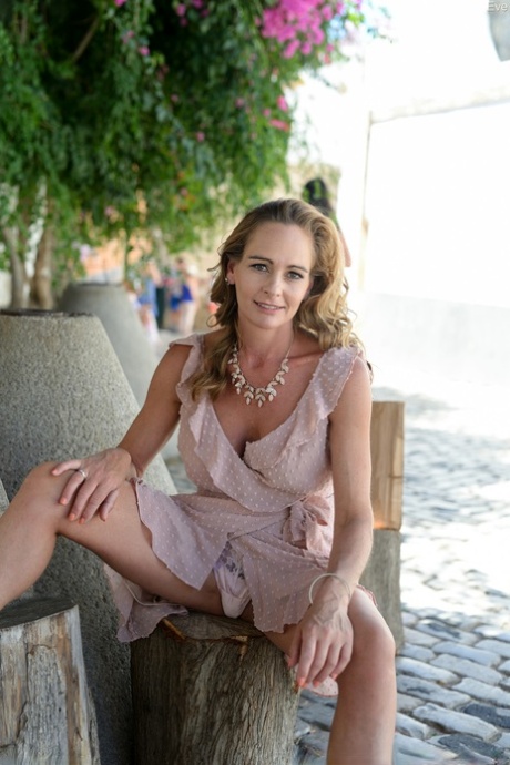Elegant Eve model adult pic